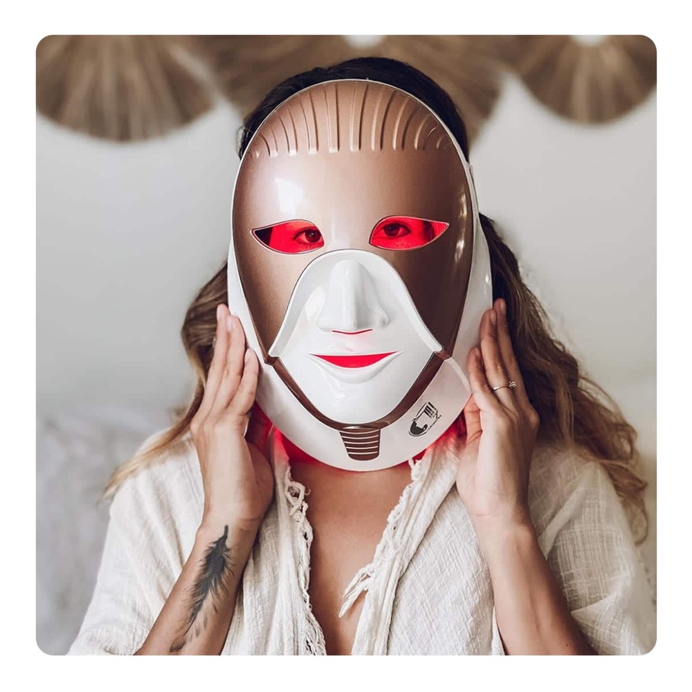 Cleopatra Gold LED Face Mask with Accessories - Picture 2 of 10